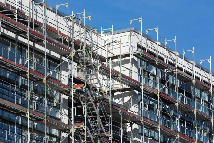 Comparativa entre trabajos verticales y andamios en fachada