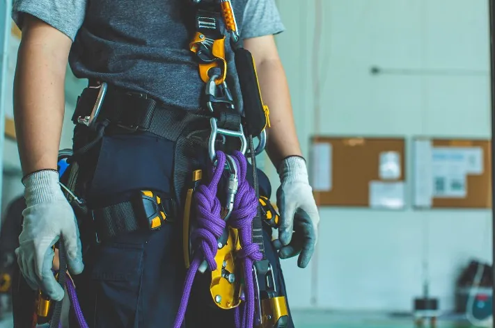 Normativa de seguridad en trabajos verticales: qué exige la ley y qué debe comprobar tu comunidad