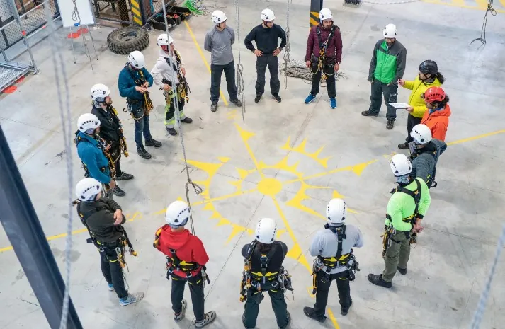 Equipo de verticaleros de Trabajos Verticales Ourense trabajando en una fachada