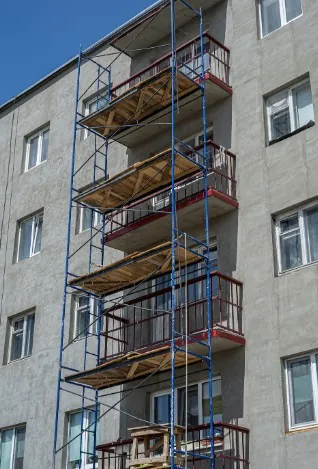 Rehabilitación de fachada con trabajos verticales en el centro de Ourense